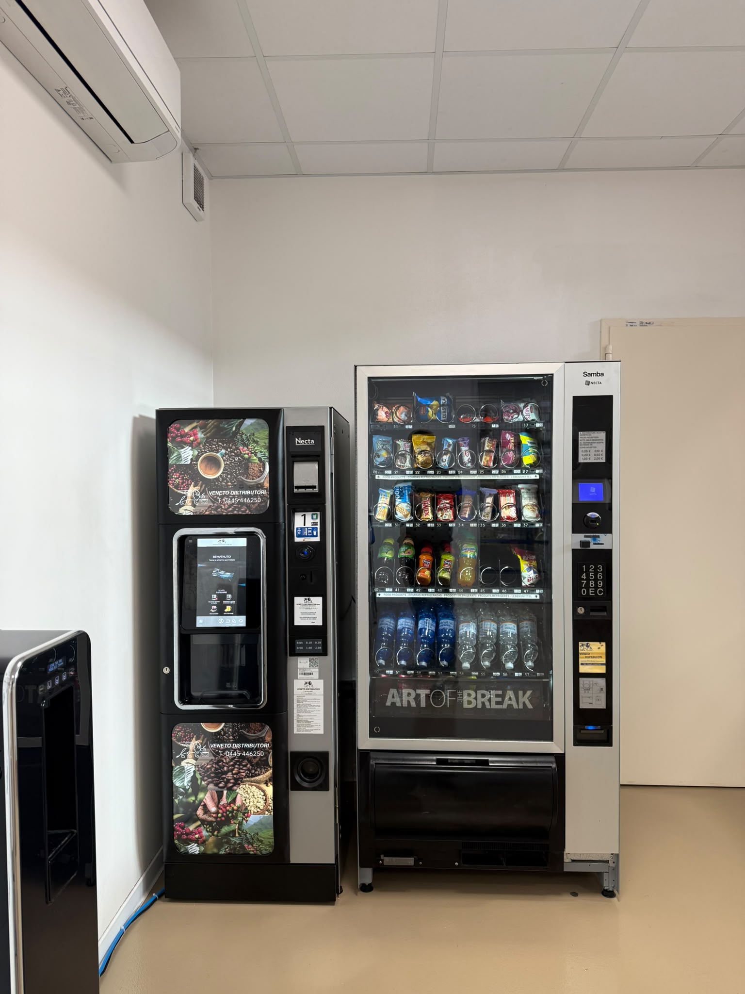 Distributori automatici di caffè e snack Veneto Distributori installati in un'azienda
