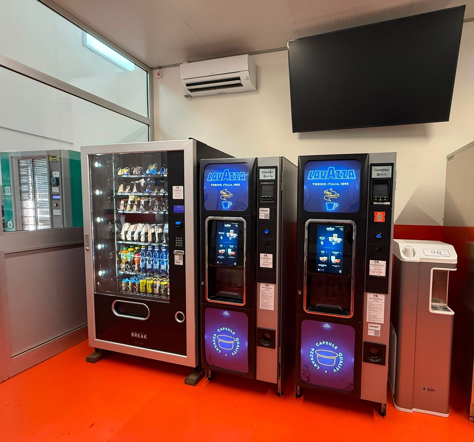 Linea completa di distributori automatici Veneto Distributori in un'industria